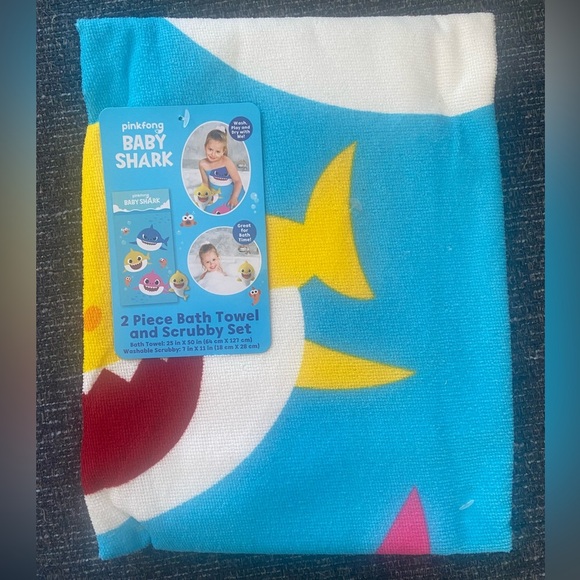 Pinkfong Baby Shark Bath Towel - Picture 1 of 2